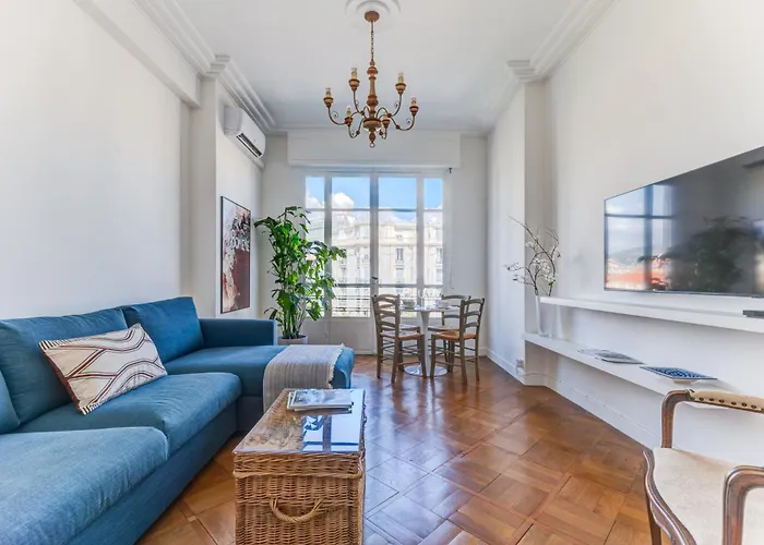 Elegant Condo With Balconies In The Heart Of Nice
